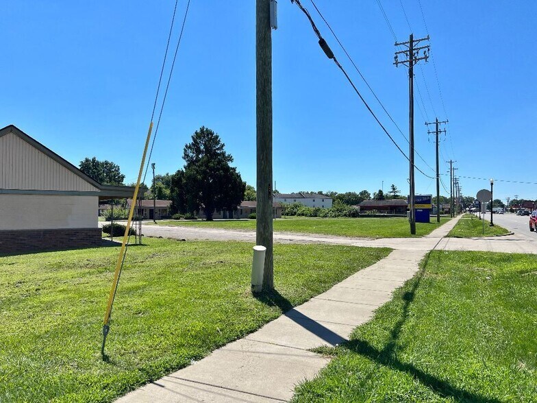 More Photos Of 1560 E 10th St, Jeffersonville Hotel For Sale