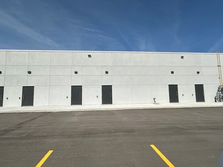 More Photos Of 205 Lucas Ave, Winnipeg Showroom For Lease