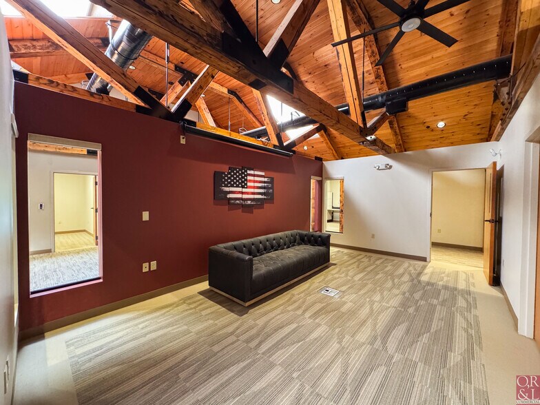 More Photos Of 103R Old Windsor Rd, Bloomfield Warehouse For Lease