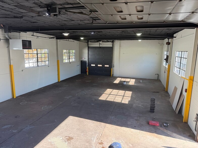 More Photos Of 200 Swenson Dr, Kenilworth Warehouse For Lease