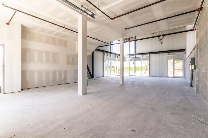 More Photos Of 585 Hanlon Creek Blvd, Guelph Showroom For Lease