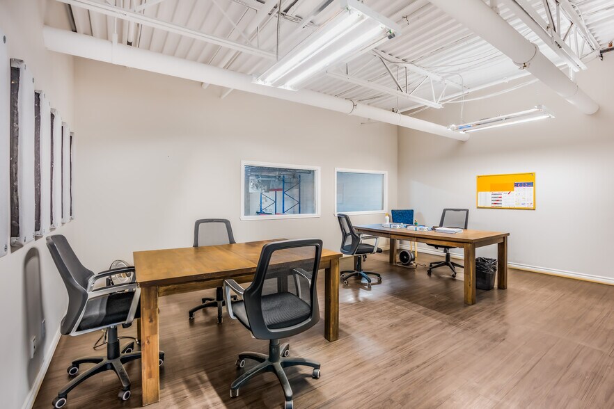 More Photos Of 9275 Boul Henri-Bourassa E, Montréal Light Distribution For Lease