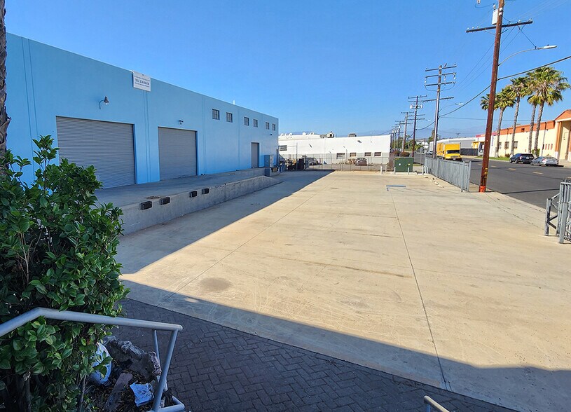 More Photos Of 2645 Yates Ave, Commerce Distribution For Lease