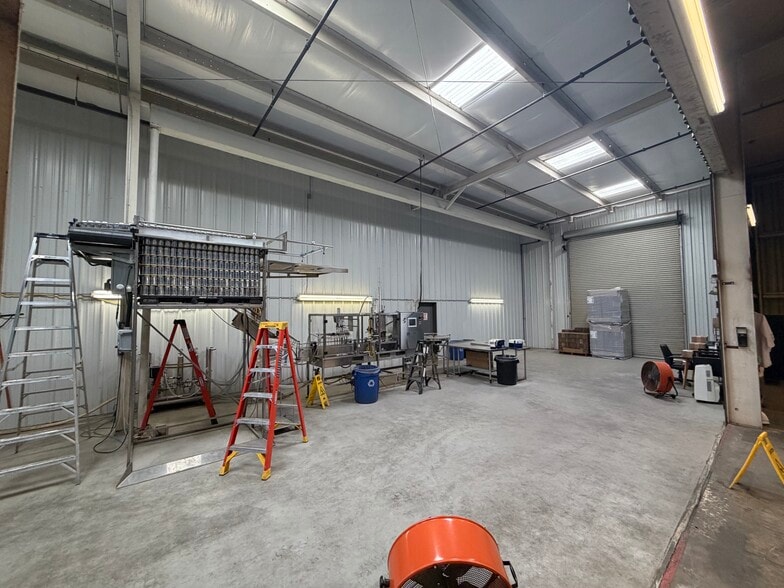 More Photos Of 65 S Lotas St, Porterville Warehouse For Lease