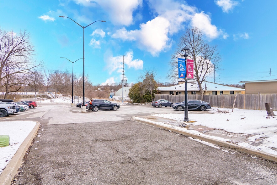 More Photos Of 277 Queen St S, Mississauga Storefront Retail Residential For Lease