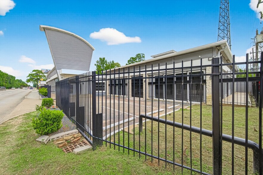 Primary Photo Of 3105 Cypress Creek Pky, Houston Freestanding For Lease