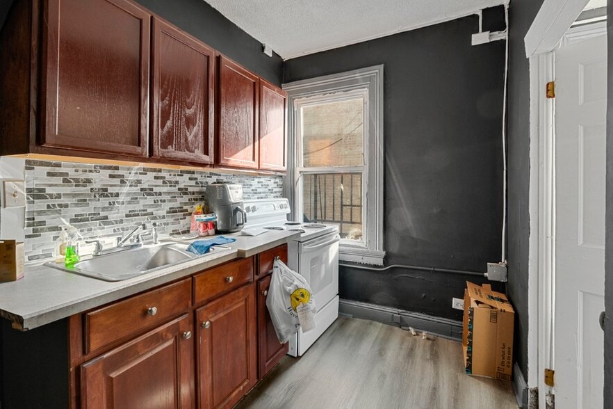 More Photos Of 2112 N Charles St, Baltimore Office For Sale