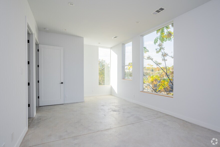 More Photos Of 707 W Commerce St, Dallas Apartments For Sale