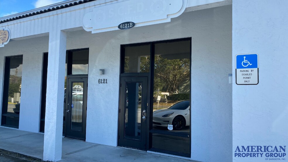 More Photos Of 6111-6121 Clark Center Ave, Sarasota Showroom For Lease