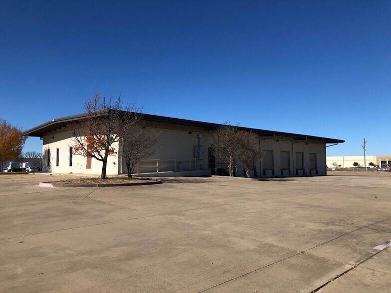 More Photos Of 301 Northgate Dr, DeSoto Distribution For Sale