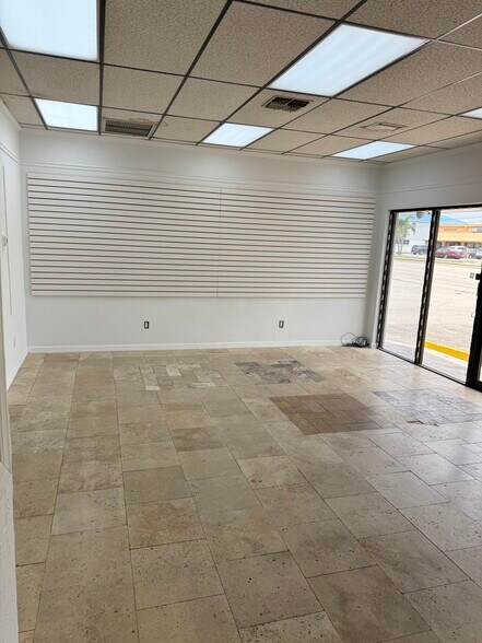 More Photos Of 1412-1414 Viscaya Pky, Cape Coral Warehouse For Lease