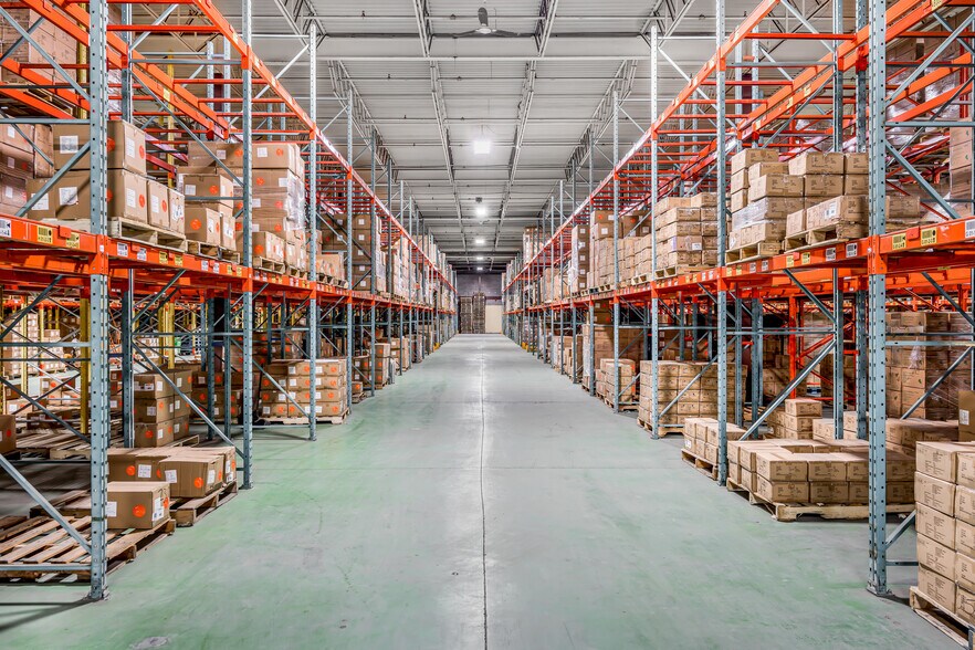 More Photos Of 1500 St Legendre O, Montréal Warehouse For Lease