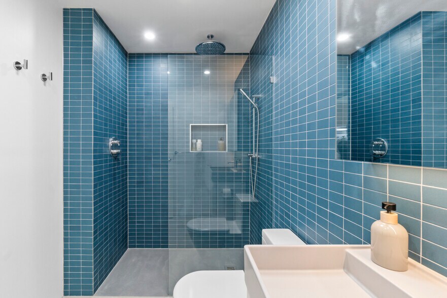 More Photos Of 422 S Highland Ave, Baltimore Storefront Retail Residential For Sale