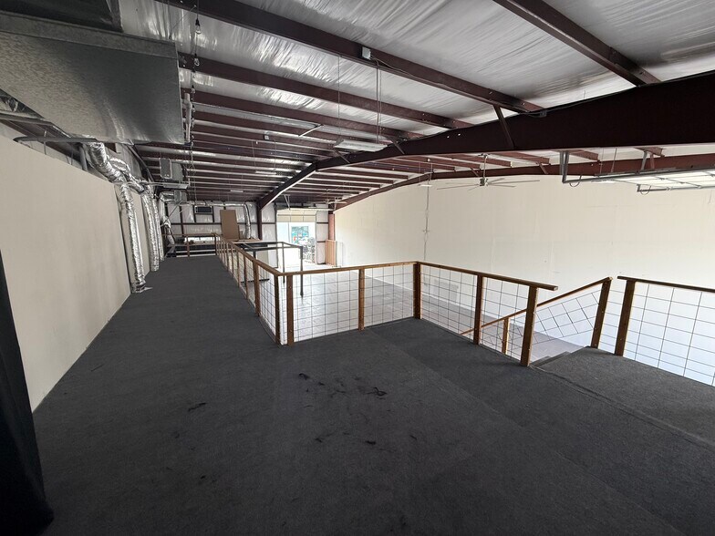 More Photos Of 13027 Harmon Rd, Fort Worth Warehouse For Lease