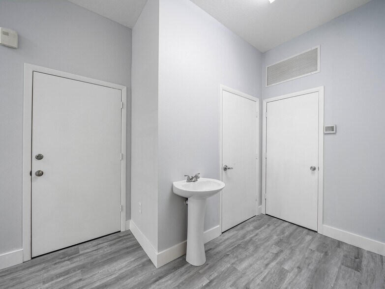 More Photos Of 12278 E Colonial Dr, Orlando Office For Lease