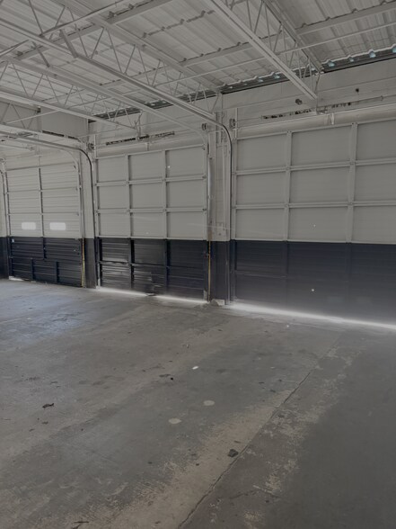 More Photos Of 2933 Alta Mere Dr, Fort Worth Auto Repair For Lease