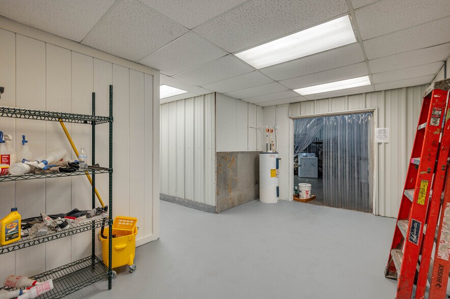 More Photos Of 174 NW 9th ave, Mulberry Distribution For Sale