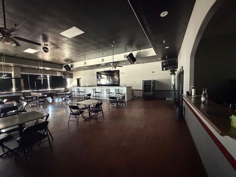 More Photos Of 140 Collins Rd, Richmond Storefront For Lease