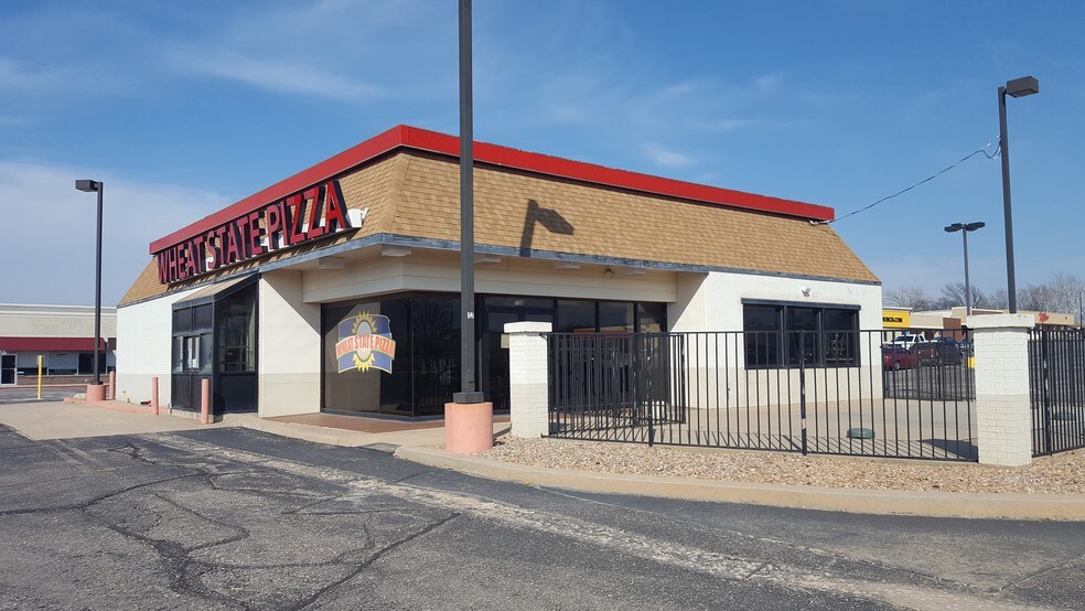 More Photos Of 200 W Greenway Ct, Derby Unknown For Lease