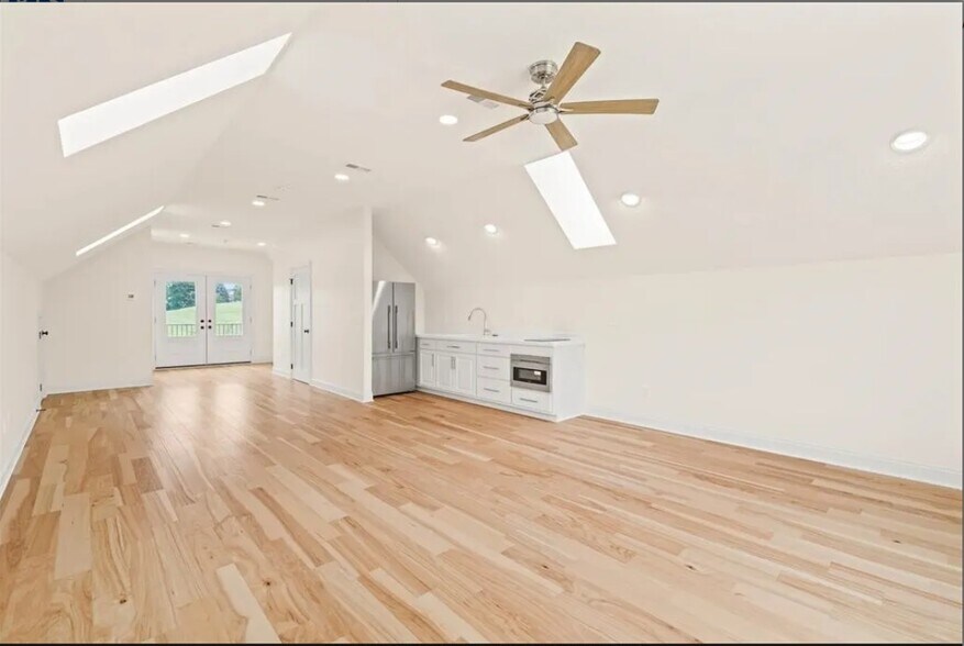 More Photos Of 1805 S 8th Ave E, Newton Specialty For Sale