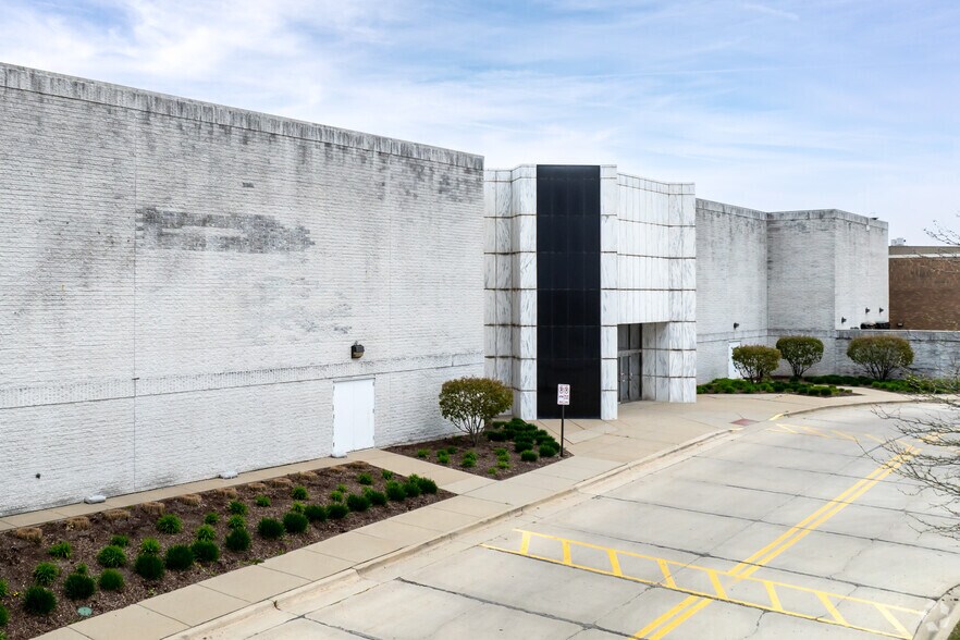 Primary Photo Of 5 Woodfield Mall, Schaumburg Unknown For Sale