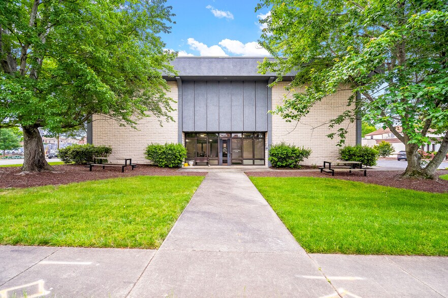 More Photos Of 508 S Lexington Ave, Burlington Office For Sale