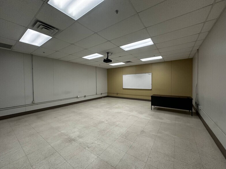 More Photos Of 500 Grand Ave, Joplin Flex For Lease