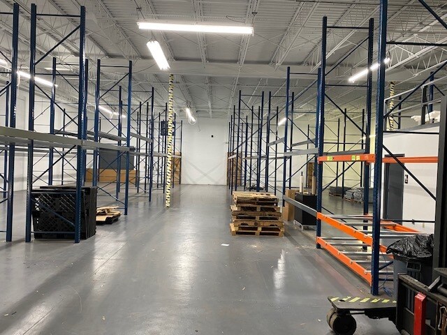 More Photos Of 6420 Benjamin Rd, Tampa Warehouse For Lease