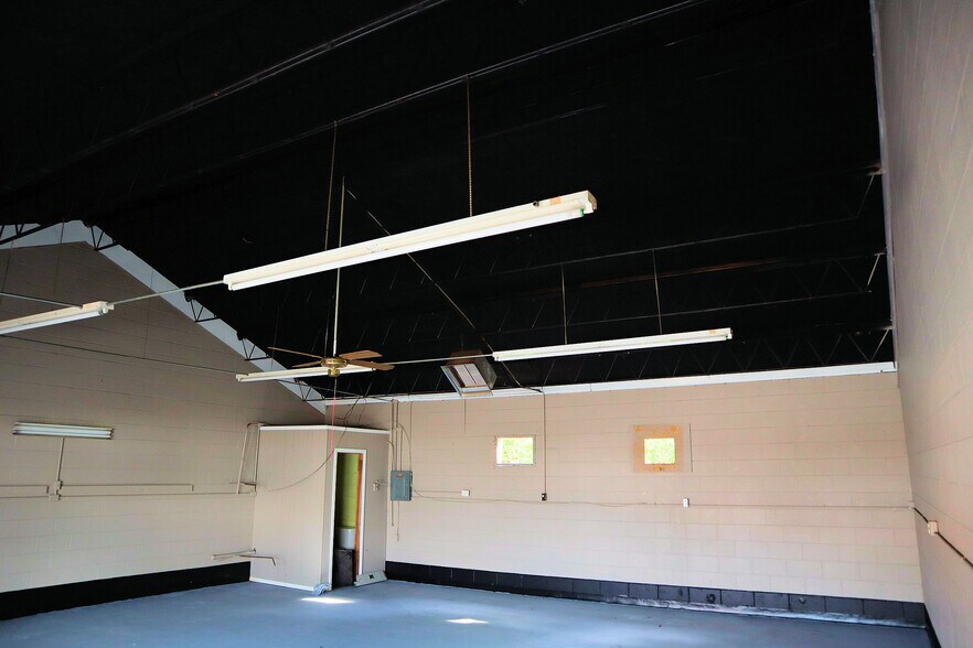 More Photos Of 395 S Ocoee St, Cleveland Showroom For Sale