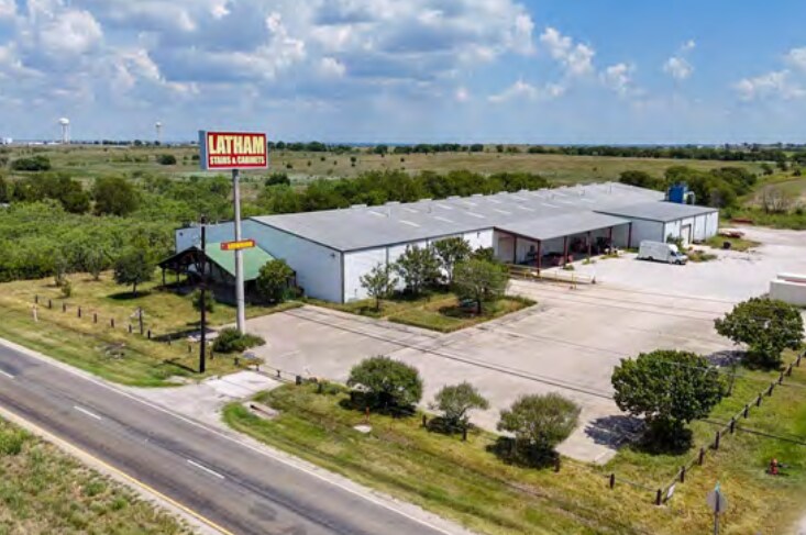 Primary Photo Of 1850 N Stemmons St, Sanger Industrial For Lease