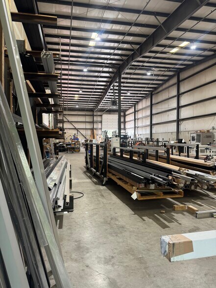 More Photos Of 44819 Acacia Ln, Sterling Warehouse For Lease