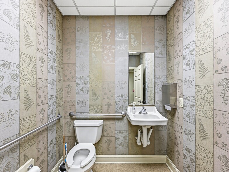 More Photos Of 101 Jack St, Hendersonville Bank For Sale