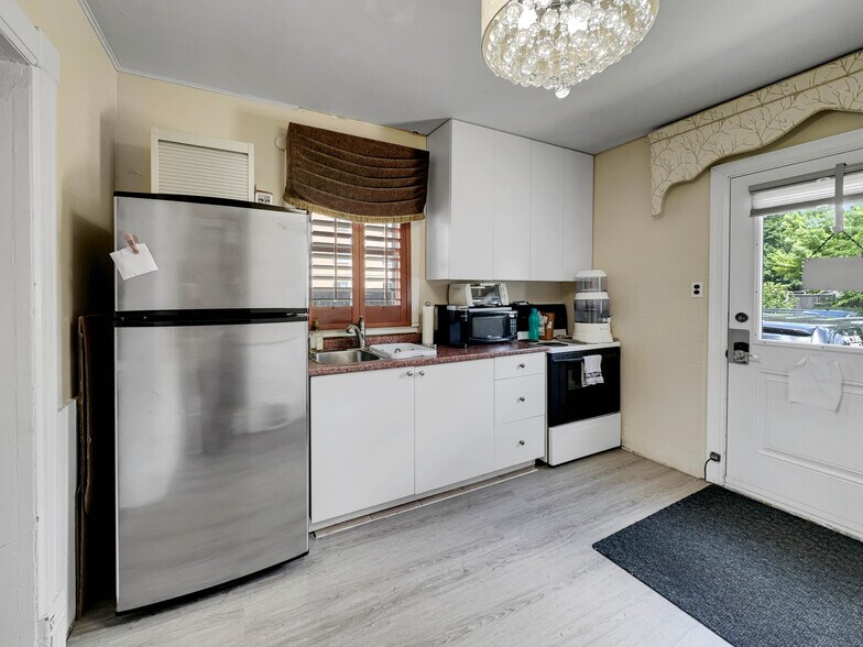 More Photos Of 273-275 Brant Av, Brantford Office For Sale