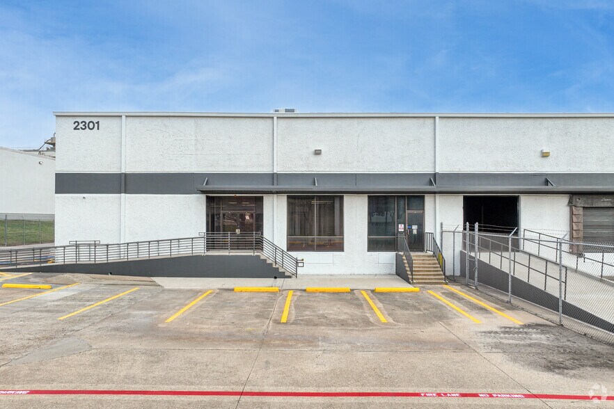 More Photos Of 2301 W Commerce St, Dallas Distribution For Lease