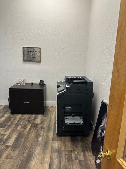 More Photos Of 3180 W Clearwater Ave, Kennewick Storefront Retail Office For Lease