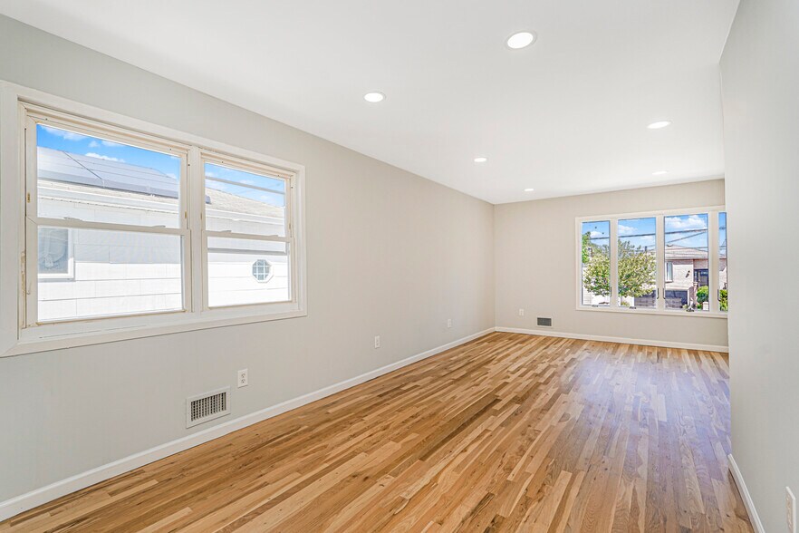 More Photos Of 622 Barlow Ave, Staten Island Office For Sale