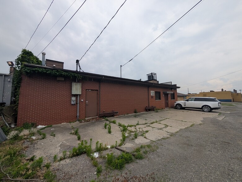 More Photos Of 10720 W 7 Mile Rd, Detroit Office For Sale