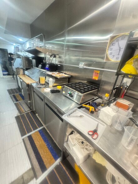 More Photos Of 1 E Broadway, New York Storefront Retail Office For Lease