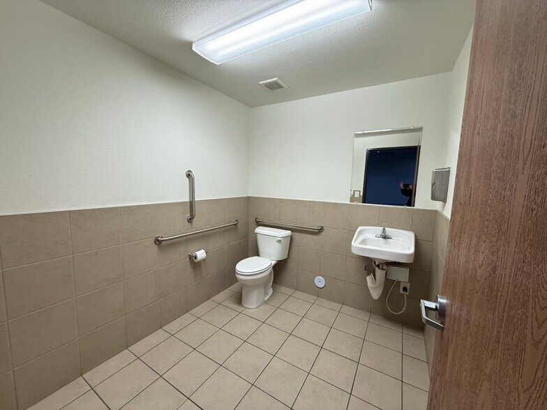 More Photos Of 7091 W Craig Rd, Las Vegas General Retail For Lease