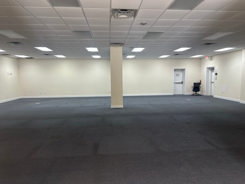 More Photos Of 9605 Hood Rd, Jacksonville Flex For Sale