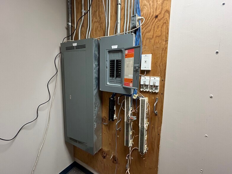 More Photos Of 3215 W Oak St, Palestine Medical For Lease