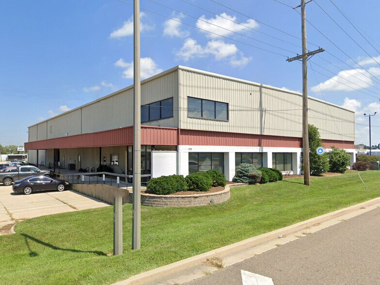 Primary Photo Of 1703 S Veterans Pky, Bloomington Warehouse For Sale