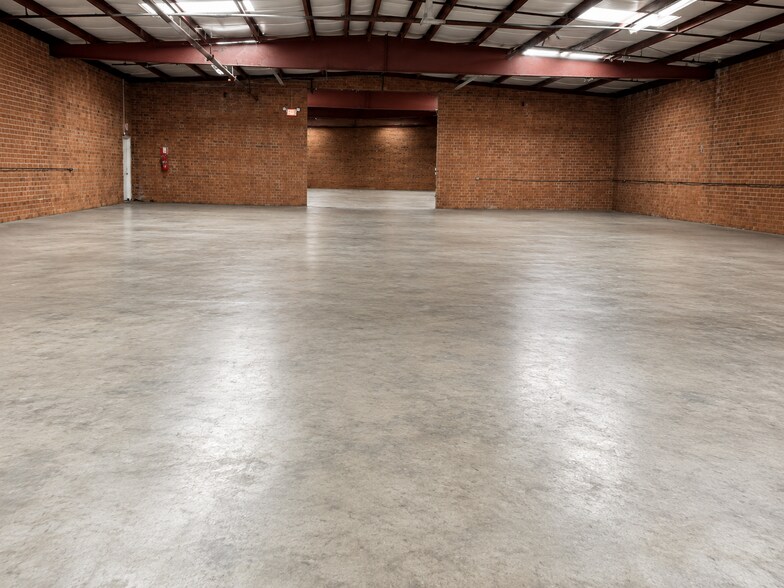 More Photos Of 111 S Walnut Cir, Greensboro Warehouse For Lease