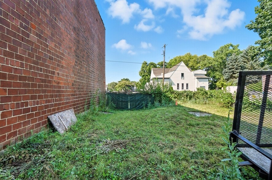 More Photos Of 6105-6117 Vine St, Cincinnati Storefront Retail Residential For Sale