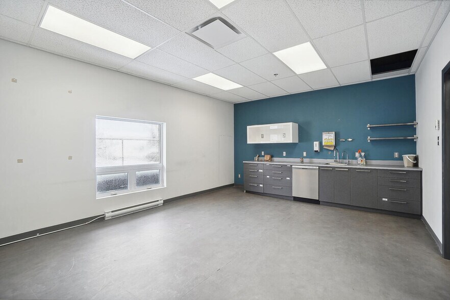 More Photos Of 10007 Boul Pie-IX, Montréal Office For Sale