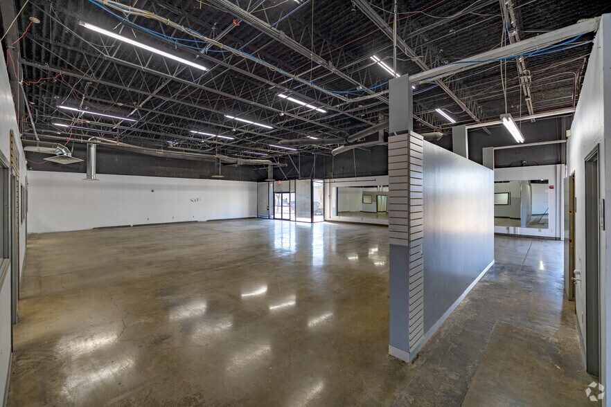 More Photos Of 1400 Summit Ave, Plano Showroom For Lease