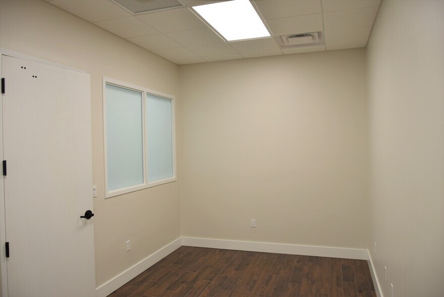 More Photos Of 11810 SE Dixie Hwy, Hobe Sound Storefront Retail Residential For Lease