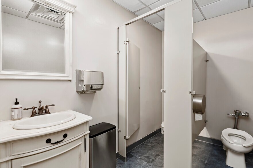 More Photos Of 403-405 N 2nd St, Harrisburg Office For Sale