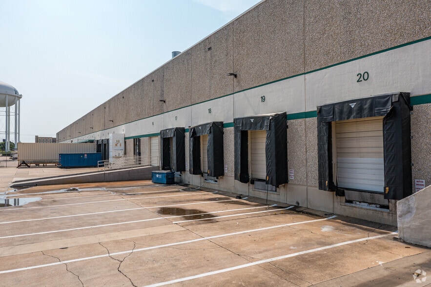 More Photos Of 901-915 Avenue S, Grand Prairie Distribution For Lease