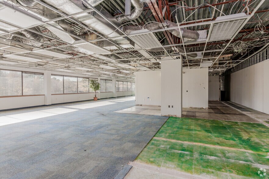 More Photos Of 840 Greenbrier Cir, Chesapeake Office For Lease